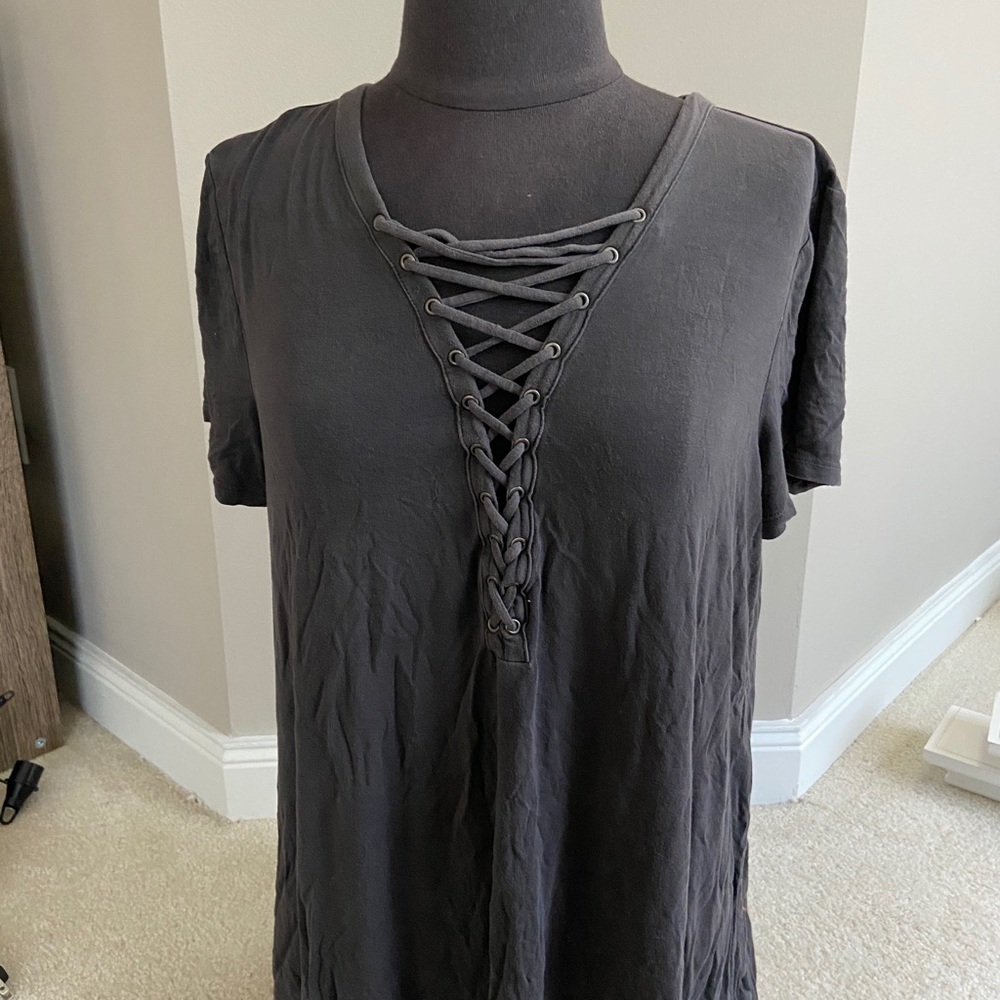 American Eagle Gray crisscross front t-shirt